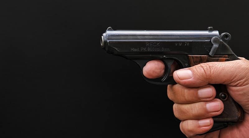 Происшествия: 54-летняя женщина выбила пистолет из рук 23-летнего грабителя и выстрелила в него