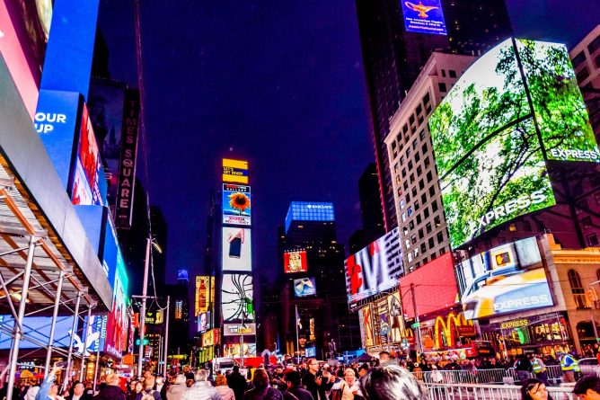 Афиша: Times Square объединит мир с помощью видеочатов