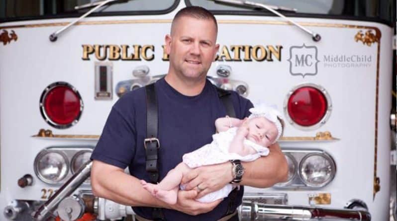 Общество: Пожарный удочерил девочку, которой помог родиться