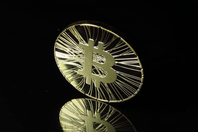 Экономика и финансы: Впервые в истории за 1 Bitcoin дают более $6 тысяч