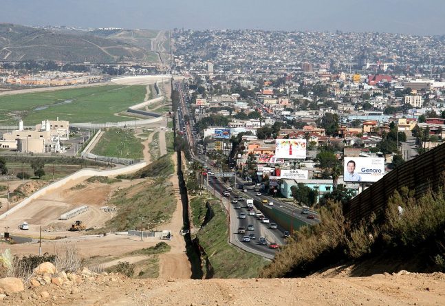 Общество: Прототипы стены появились на границе с Мексикой