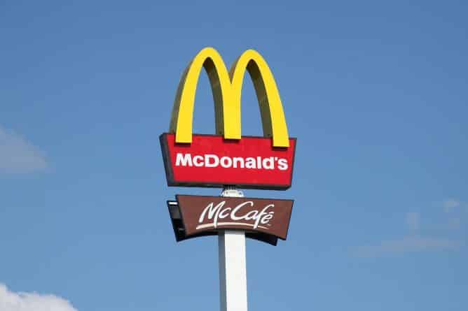 Бизнес: McDonald's теперь предлагает оставлять телефоны на входе