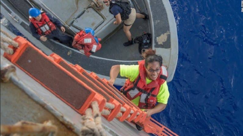 Происшествия: Двух американок и их собак спасли после 5 месяцев дрейфа в Тихом океане