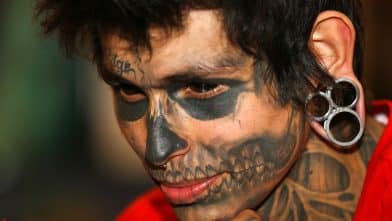 Общество: Жительница Канады столкнулась с ужасными последствиями татуировки на глазу