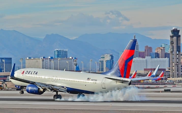 Полезное: Delta Airlines возьмет на работу более 1000 бортпроводников