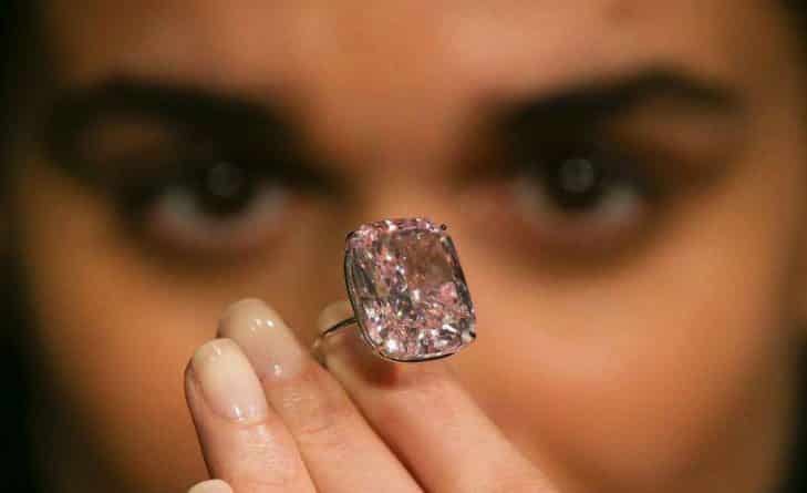 Популярное: Крупнейший в мире розовый бриллиант уйдет с молотка на аукционе Sotheby's