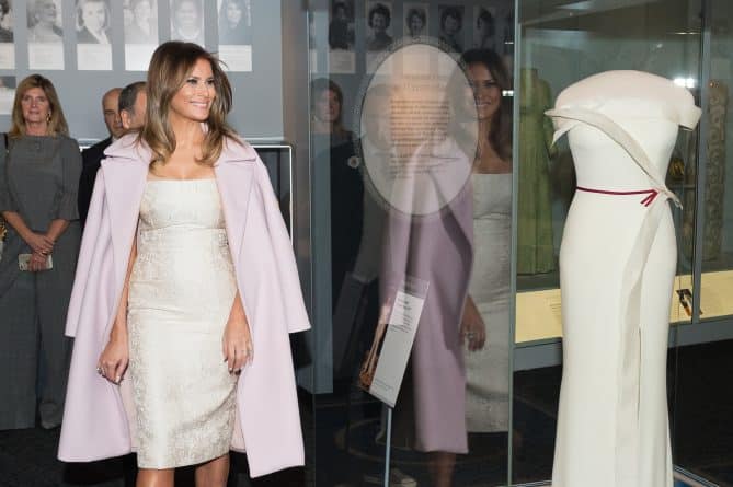 Общество: Мелания Трамп пожертвовала знаменитое платье с инаугурации президента Смитсоновскому музею