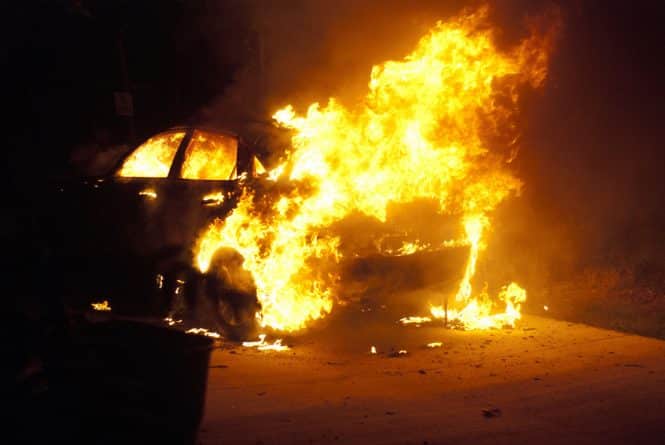 Происшествия: Житель Нью-Йорка бросил девушку в горящем авто