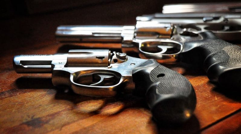 Общество: У школьников Нью-Йорка конфискуют всё больше оружия