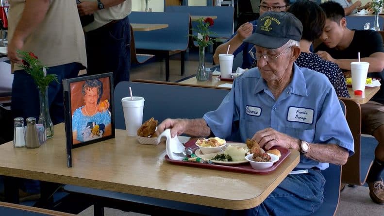 Общество: 93-летний мужчина ежедневно обедает в ресторане с фотографией покойной жены
