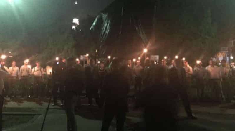 Общество: Белые националисты впервые после трагедии в Шарлоттсвилле устроили факельный марш