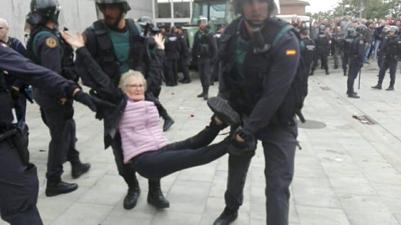 В мире: Референдум в Каталонии: стычки с полицией и сотни пострадавших