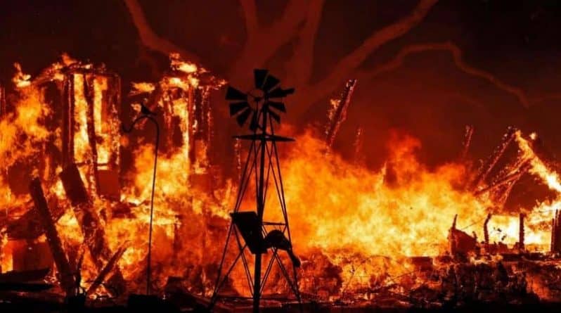 Происшествия: Число жертв пожаров в Калифорнии выросло до 13 человек