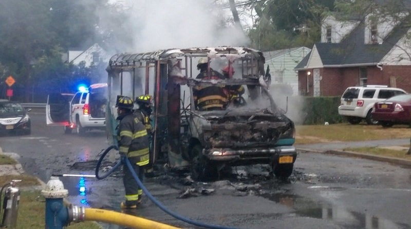 Происшествия: Водитель спас детей с особыми потребностями от пожара в школьном автобусе