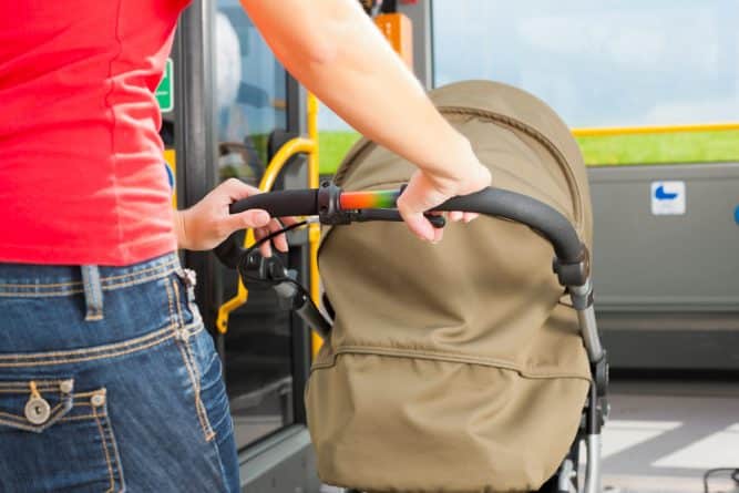 Общество: Нью-йоркские пассажиры борются за право возить детей в открытых колясках