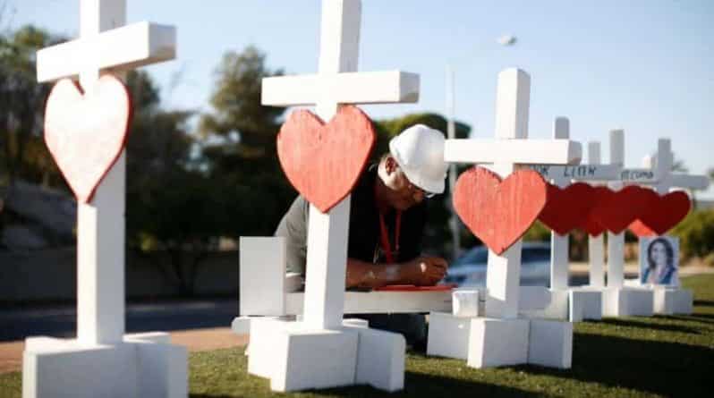 Общество: Мужчина установил 58 крестов с сердцами в честь жертв расстрела в Лас-Вегасе