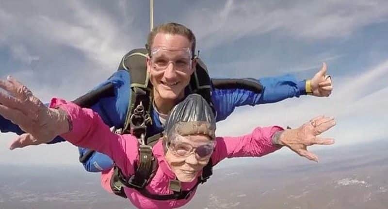 Общество: Жительница Пенсильвании прыгнула с парашютом в 94-й день рождения (видео)