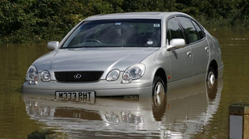 Полезное: Как спастись из автомобиля во время наводнения: инструкция