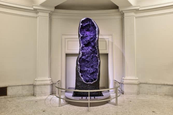 Афиша: Гигантская аметистовая жеода украсила Музей естественной истории