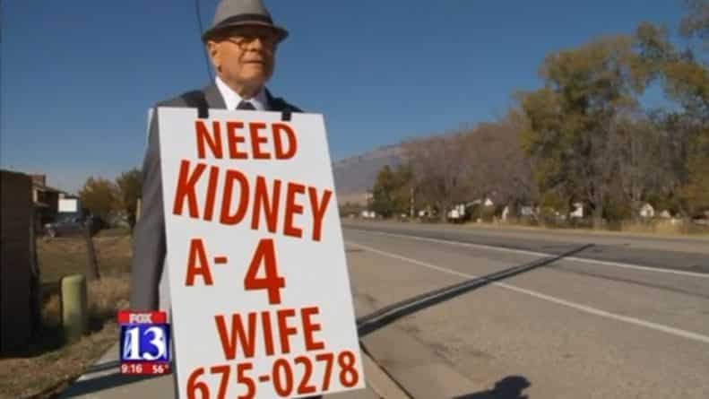 Общество: Пожилой мужчина ходит с рекламным щитом: «Ищу почку для жены»