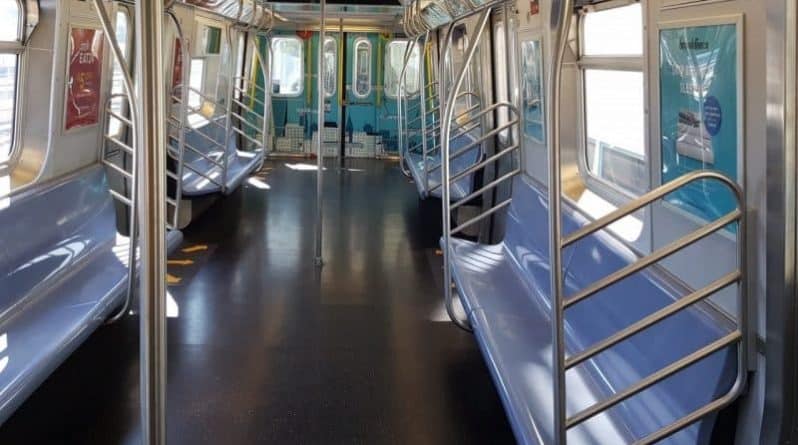 Общество: В вагонах Нью-Йоркского метро сняли сиденья, чтобы было больше места