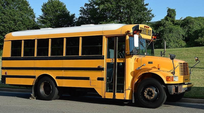 Происшествия: Водитель припарковал школьный автобус с детьми на обочине и сбежал