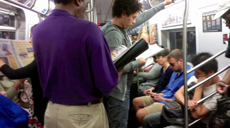 Происшествия: Пьяного мужчину вытолкали из вагона метро и облили супом за расистские оскорбления