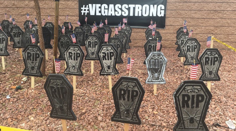 Общество: В Лас-Вегасе двор к Хэллоуину «украсили» надгробиями 58 погибших при стрельбе