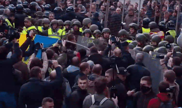 В мире: Протесты в Киеве: под Верховной Радой собрались тысячи митингующих и силовиков