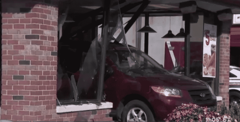Происшествия: Пожилой водитель врезался в нью-йоркский ресторан: 8 человек ранено