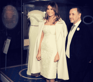 Общество: Мелания Трамп пожертвовала знаменитое платье с инаугурации президента Смитсоновскому музею