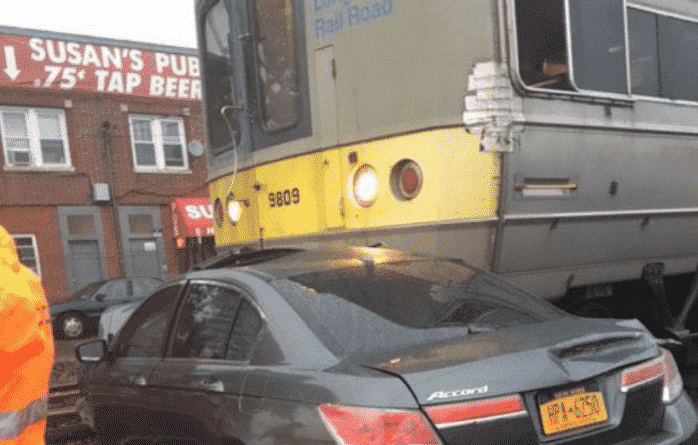 Происшествия: В Лонг-Айленде поезд сбил легковую машину