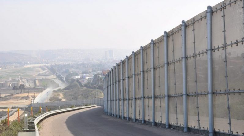 Общество: Компания купила землю на границе, чтобы помешать Трампу построить стену