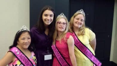 Общество: Девушка с синдромом Дауна и эпилепсией забрала две награды на конкурсе красоты рис 3