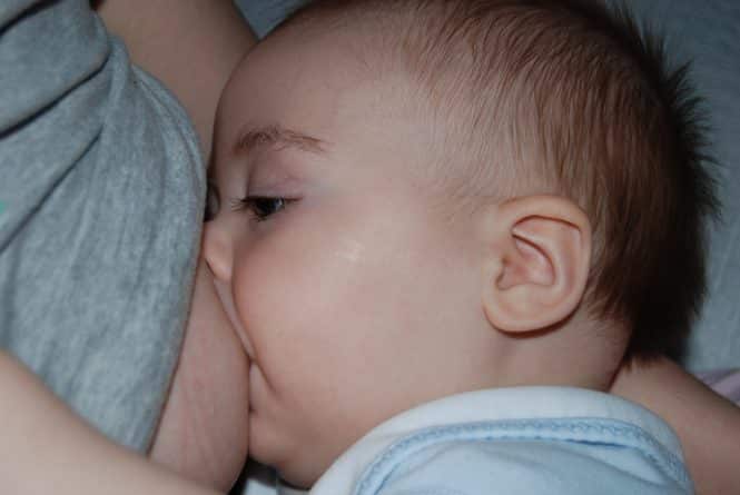Здоровье: Материнское молоко спасает младенцев от внезапной смерти