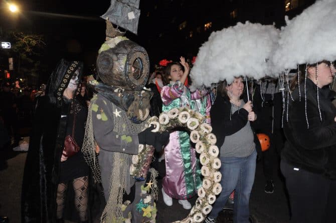 Досуг: Нью-йоркцы не боятся террористов: парад в честь Хэллоуина прошел с повышенными мерами безопасности