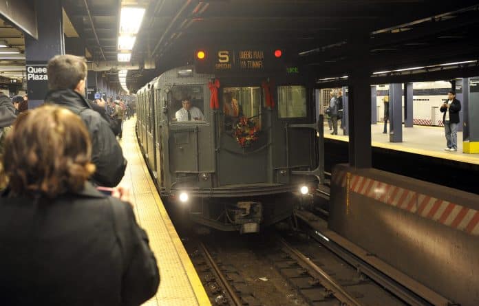 Афиша: Винтажный праздничный поезд возвращается в нью-йоркское метро