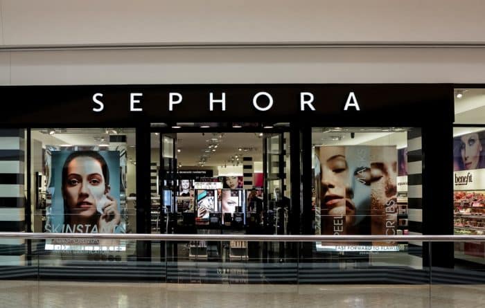Общество: Ребенок уничтожил стенд с косметикой Sephora на $1300 (фото)