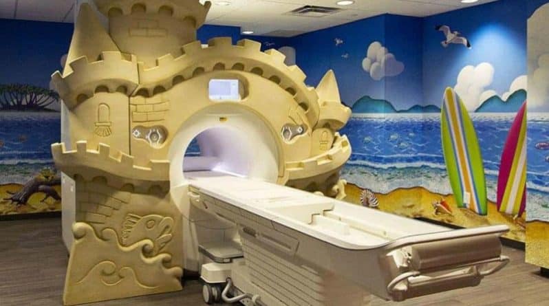 Общество: В больницу за приключениями: дизайнер превратил аппарат МРТ для детей в остров пиратов