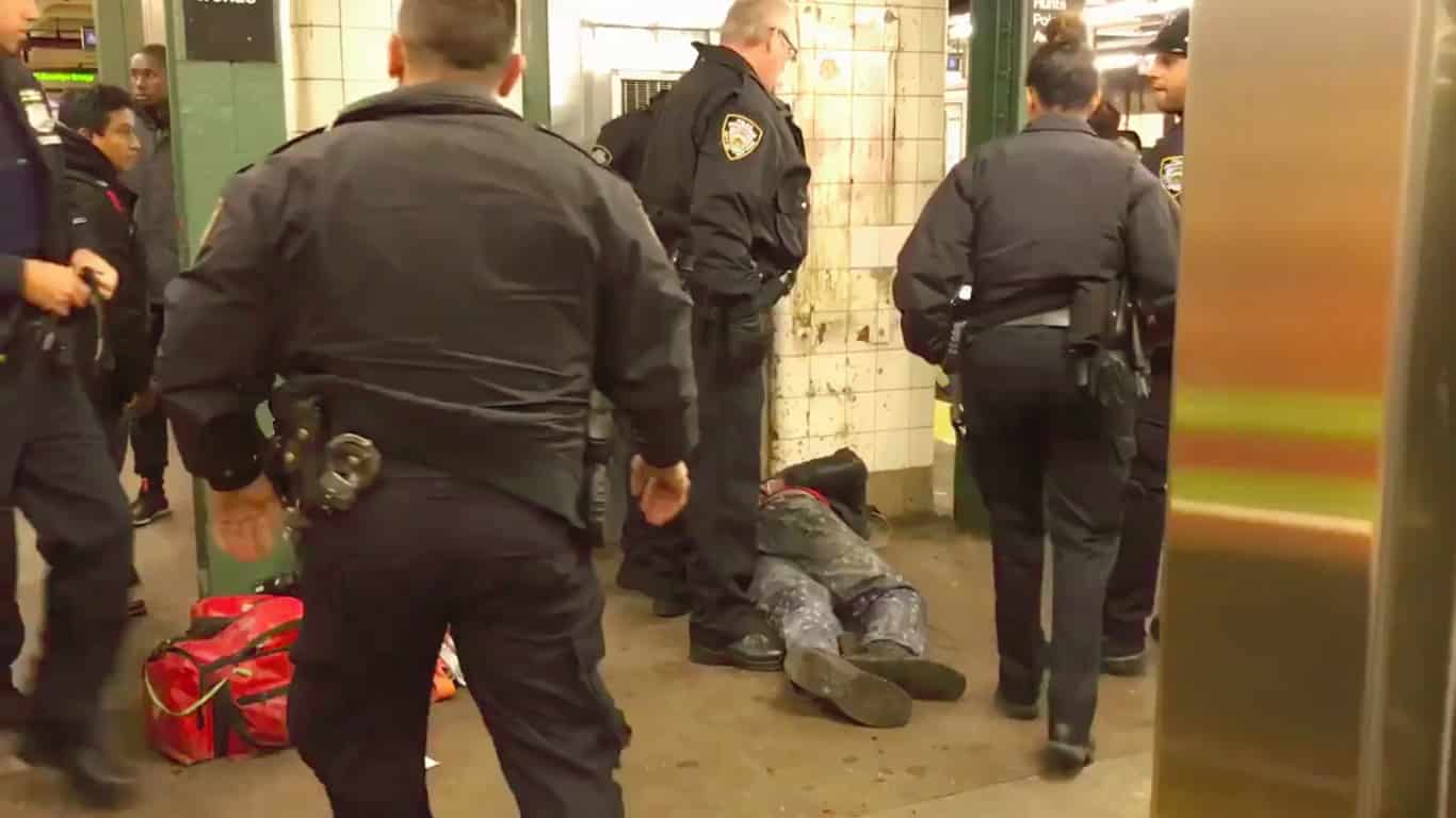 Пассажиры MTA отомстили пьяному хулигану за избиение молодой матери (видео)