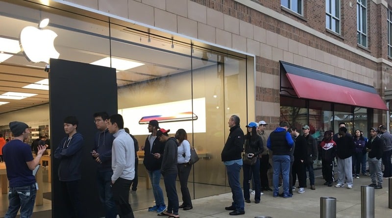 Общество: Люди сегодня ночевали перед магазинами Apple ради iPhone X