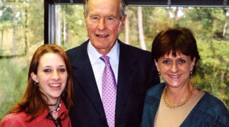 Общество: Женщина из Техаса заявила, что Буш-старший приставал к ней, когда ей было 16
