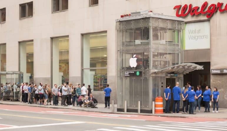 Общество: Вход в метро Нью-Йорка превратили в фирменный магазин Apple (видео)