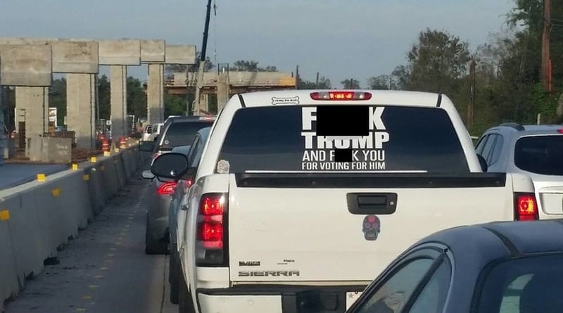 Общество: В Техасе женщину-водителя задержали за наклейку на авто: "F*ck Trump"