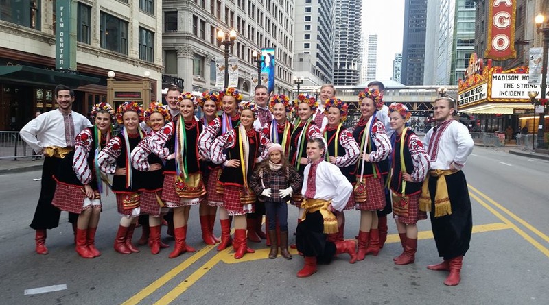 Общество: В Чикаго на параде в День благодарения украинцы станцевали гопак (видео)