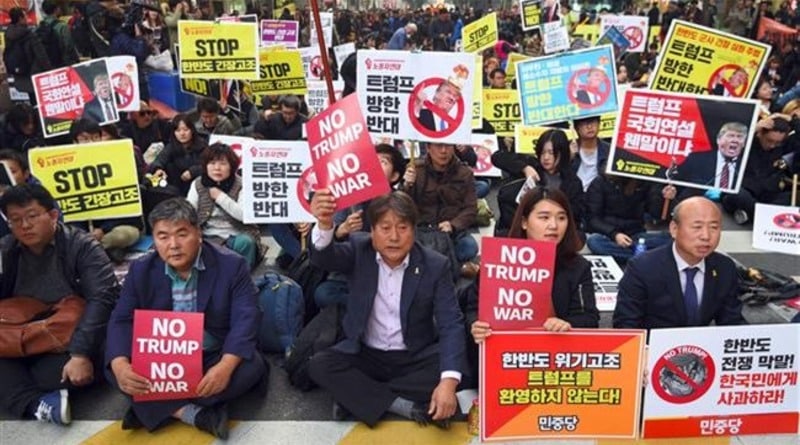 Политика: Сотни южнокорейцев вышли на демонстрации – за и против Трампа