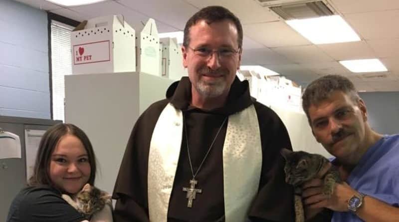 Закон и право: Атеисты требуют отменить благословение священником животных в Нью-Джерси