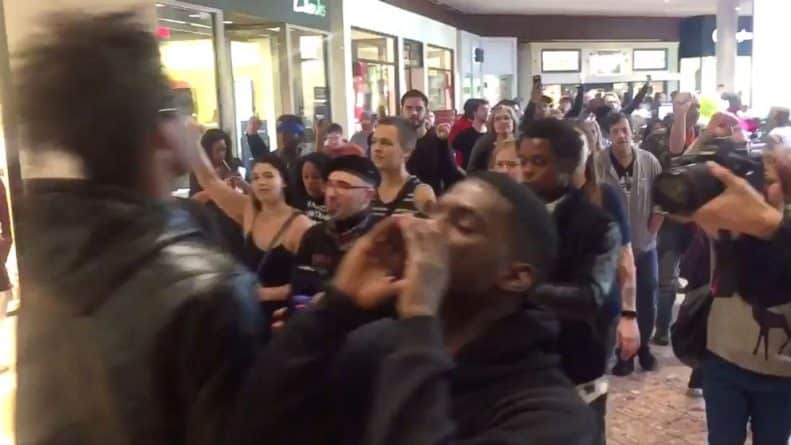 Происшествия: Торговый центр закрылся в разгар Чёрной пятницы из-за протеста (видео)