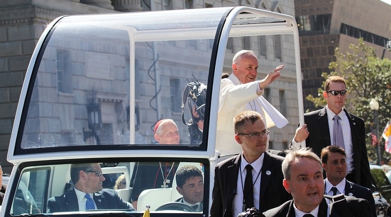 Общество: Ватикан намерен отказаться от обета безбрачия?
