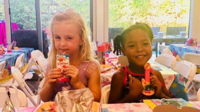 Общество: Четырёхлетние девочки считают себя близняшками, несмотря на разный цвет кожи